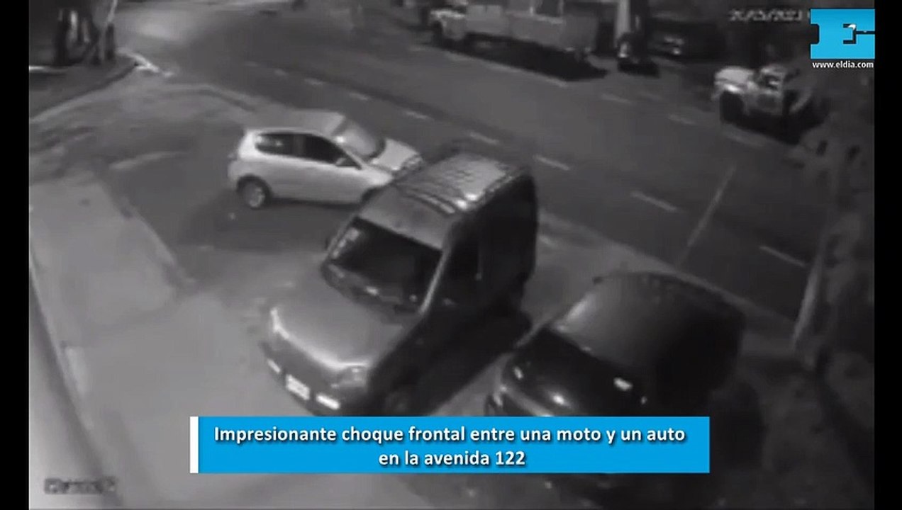 Impresionante choque frontal entre un auto y una moto en la avenida 122