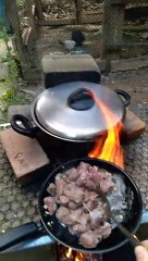 Cozinhando a lenha no quintal.