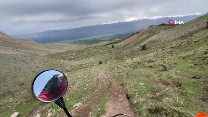 ATV ve kros motorlarla çıktıkları 3 bin rakımda mantar topladılar