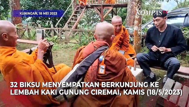 Momen 32 Biksu Menikmati Senandung Musik Karinding Khas Sunda Saat ke Gunung Ciremai