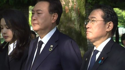 한일 정상회담 진행...원폭 피해자 위령비 공동 참배 / YTN