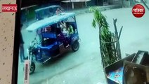 संवेदनहीनता: बेसुध युवक को बीच सड़क फेंककर फरार हो गया रिक्शा चालक, वीडियो वायरल