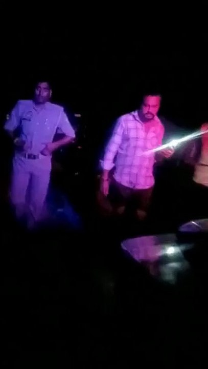 बेखौफ खनन माफिया ने चौकी इंचार्ज को हड़काया, विधायक के नाम पर बेबस नजर आई झांसी पुलिस, देखें वीडियो