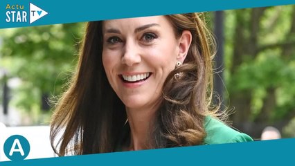 Kate Middleton apparaît dans un look improbable et se fait surnommer "reine des abeilles"