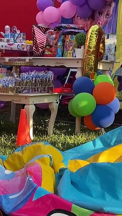 Enchants magiciens enfants avec un tour de magie de tableau blanc