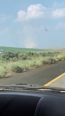 La voiture passe à travers l'autoroute traversant Dust Devil