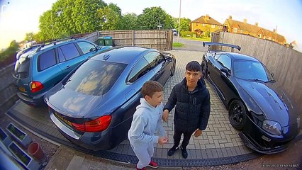 Les garçons courageux demandent à Kind Stranger to Rev Cool Car