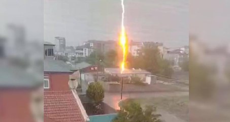 Iğdır'da bir eve yıldırım düşme anı görüntülendi