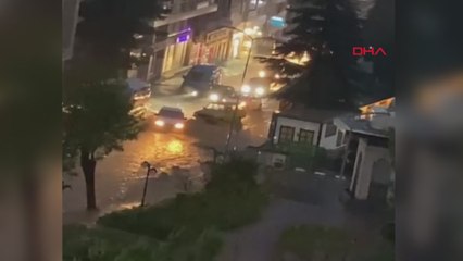 Kastamonu'da sağanak hayatı felç etti; yıldırım düştü