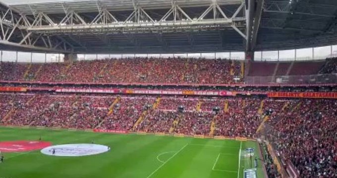 Galatasaray taraftarı stadı inletti: Mustafa Kemal'in askerleriyiz