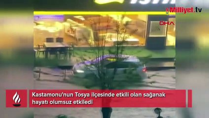 Kastamonu'da sağanak hayatı felç etti; yıldırım düştü