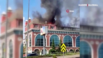 Hastanenin çatısında yangın: Çok sayıda ekip sevk edildi