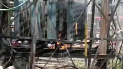 अलीगढ़: भीषण गर्मी के चलते ट्रांसफार्मर में लगी आग, इलाके की विद्युत सप्लाई हुई ठप