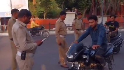 अलीगढ़: क्वार्सी थाना क्षेत्र में यातायात पुलिस ने चलाया चेकिंग अभियान, देखें वीडियो