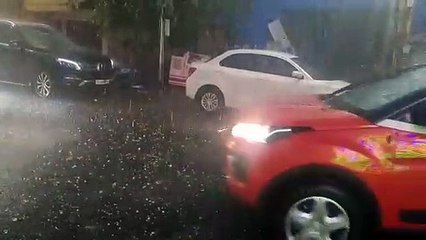बेंगलूरु में मूसलाधार बारिश के दौरान गिरे ओले