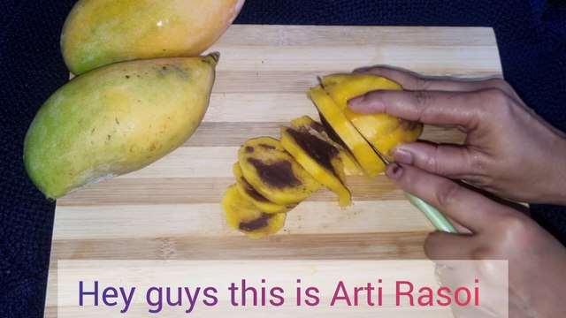 क्रीमीक्रीमी CHOCOLATE STUFFED MANGO KULFI का ये तरीका देख चौक जयेंगे| STUFFED MANGO KULFI