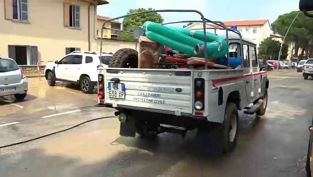 Faenza, si spala il fango anche detriti per le strade