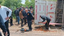 Devrilen TIR’daki 102 koyun ve keçi öldü