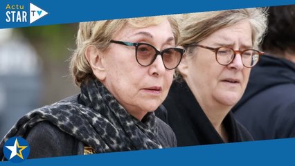 Obsèques de Philippe Sollers : sa femme Julia abattue et soutenue par leurs amis et proches