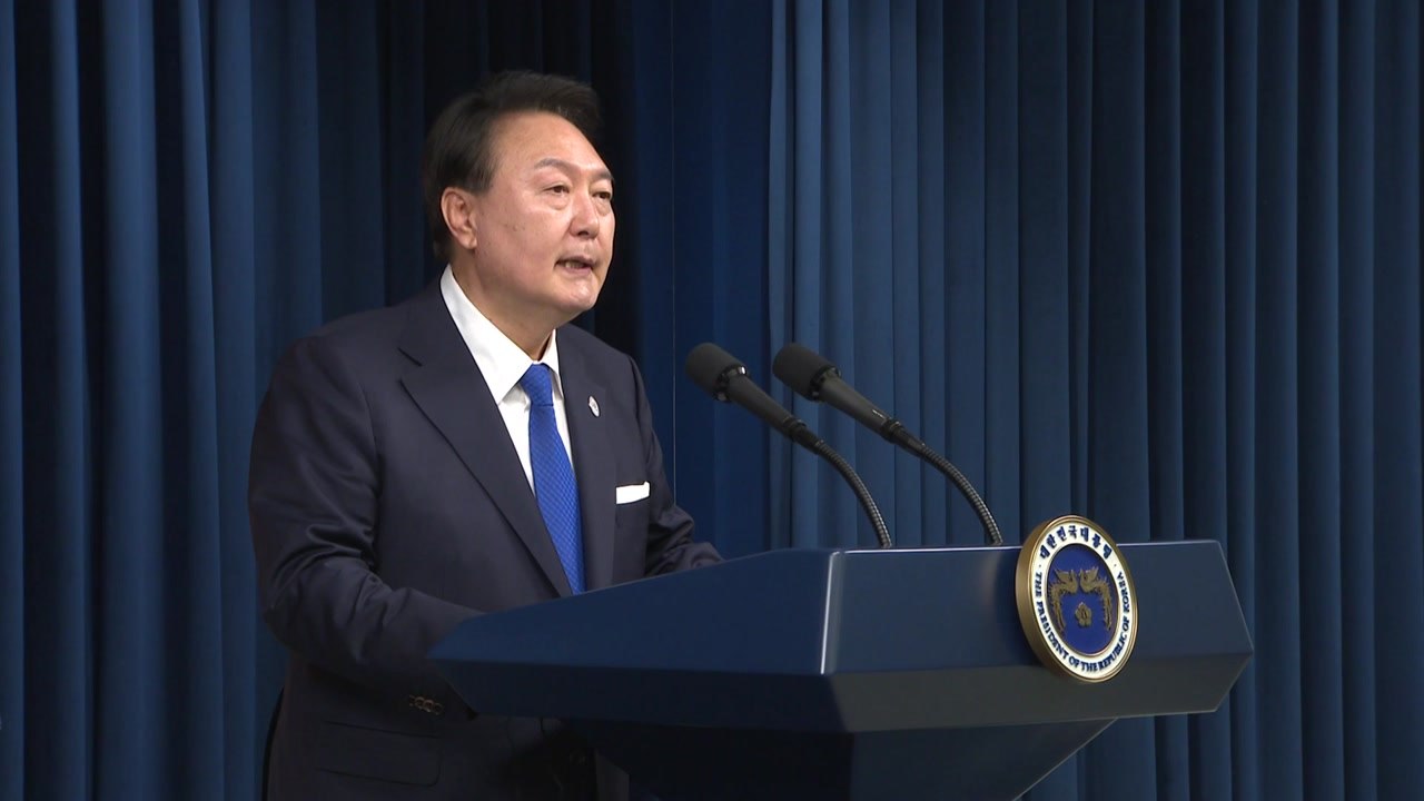 尹 "젤렌스키, 비살상 무기 지원 목록 줘...신중하게 검토" / YTN