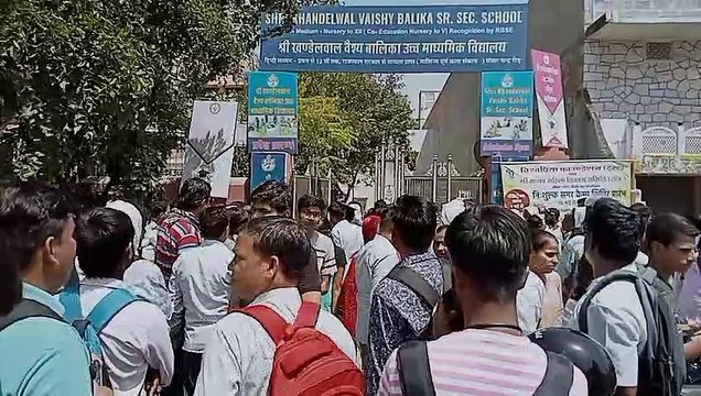 पीटीईटी परीक्षा : परीक्षा केन्द्र में अभ्यर्थी और कड़ी धूप में परिजनों ने दी परीक्षा
