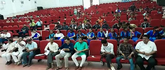 'महात्मा गांधी के आदर्शों को आत्मसात करें'