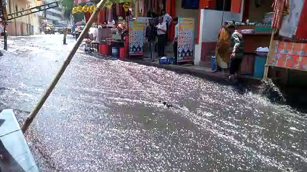 चैंबर का पाइप लीकेज, हजारों गैलन गंदा पानी शिप्रा में मिला
