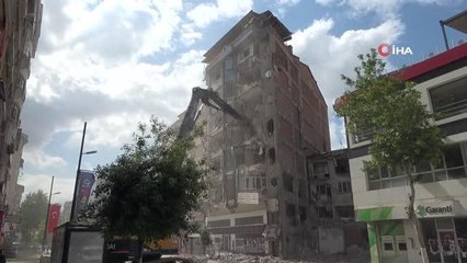 Ağır Hasarlı Binanın Yıkımını Film Gibi İzlediler