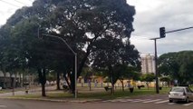 Semáforo da Av. Brasil com Rua 13 de Maio está em amarelo intermitente