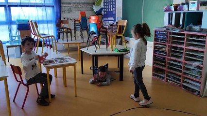 VID_20230516_la chèvre biscornue  lapin coq renard ours