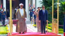 الرئيس السيسي يستقبل سلطان عُمان بمطار القاهرة