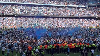 Скачать видео: Man City fans invade pitch to celebrate Premier League title win