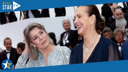 Carole Bouquet en célibataire à Cannes : superbe complice de l'élégante Caroline de Monaco