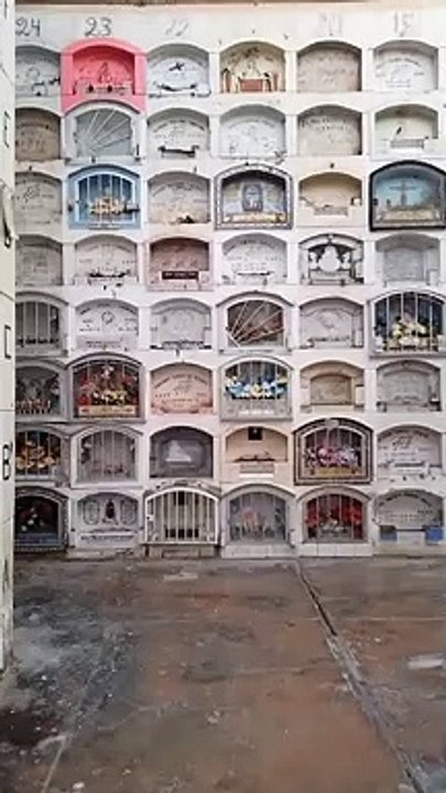 "¡Los espíritus son su seguridad!": Familia construye su casa en un cementerio.