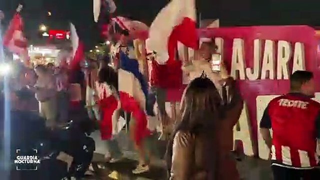 #Preliminar Aficionados de las Chivas se reúnen en la Glorieta Minerva tras lograr el pase a la final de la liga MX venciendo al América #GuardiaNocturna
