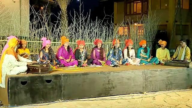 प्रस्तुति देते बुंदेली कलाकार