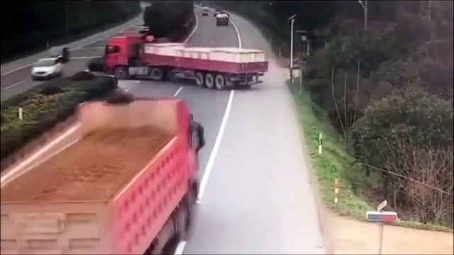 Un chauffeur de camion un peu trop pressé de doubler