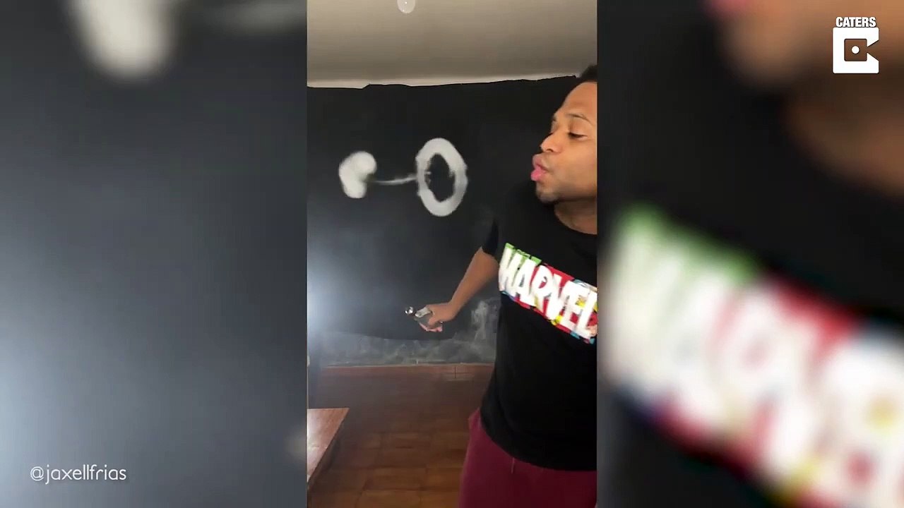 Il fait des ronds de fumé juste incroyables