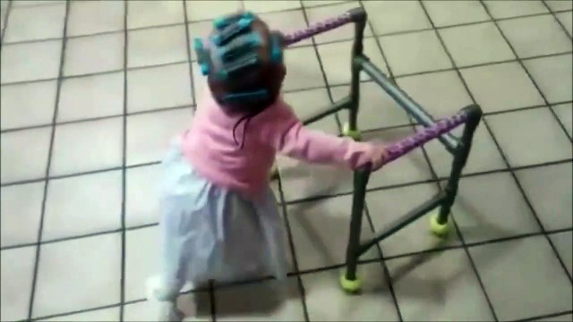 Ce papa déguise sa fille en mamie et c'est très réussi