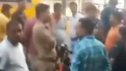 शामली: बर्फ बेचने वाले ने पुलिसकर्मियों पर लगाया मारपीट का आरोप, जानिए क्या है पूरा मामला