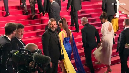 شاهد: سيدة ترتدي ألوان علم أوكرانيا تطلي نفسها بدم مزيف في مهرجان كان