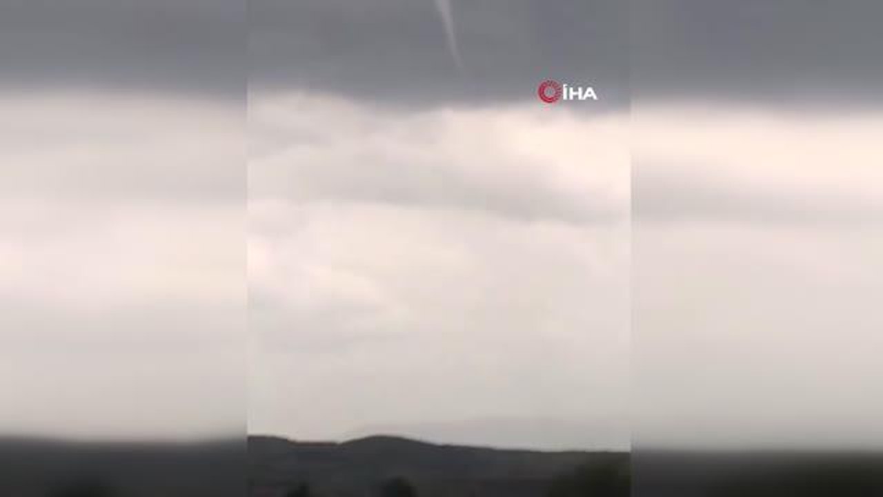 Çektikleri hortumu yorumlayan iki arkadaş izleyenleri gülümsetti
