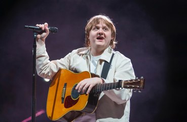 Lewis Capaldi se lastimó sus partes íntimas en una dura sesión de Peleton