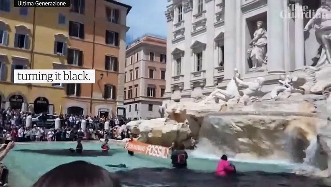 Italie: Regardez des militants écologistes de l’organisation "Last Generation" colorer en noir hier le bassin de la célèbre fontaine de Trévi à Rome - VIDEO