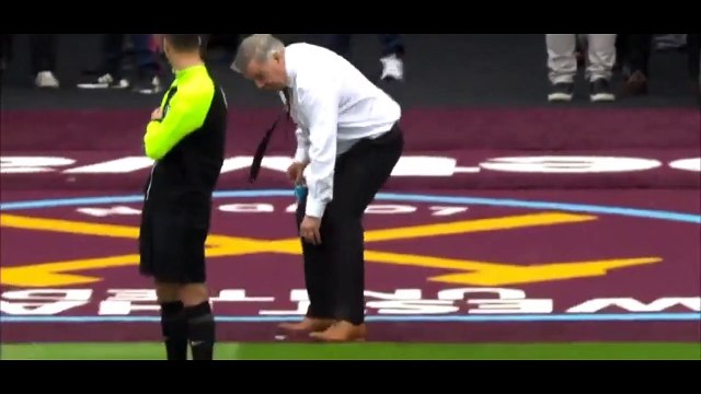 L'entraineur de Leeds trouve un billet de 5£ à ses pieds et tente de payer le 4e arbitre