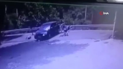 Motosiklet ile otomobilin çarpıştığı kaza kamerada