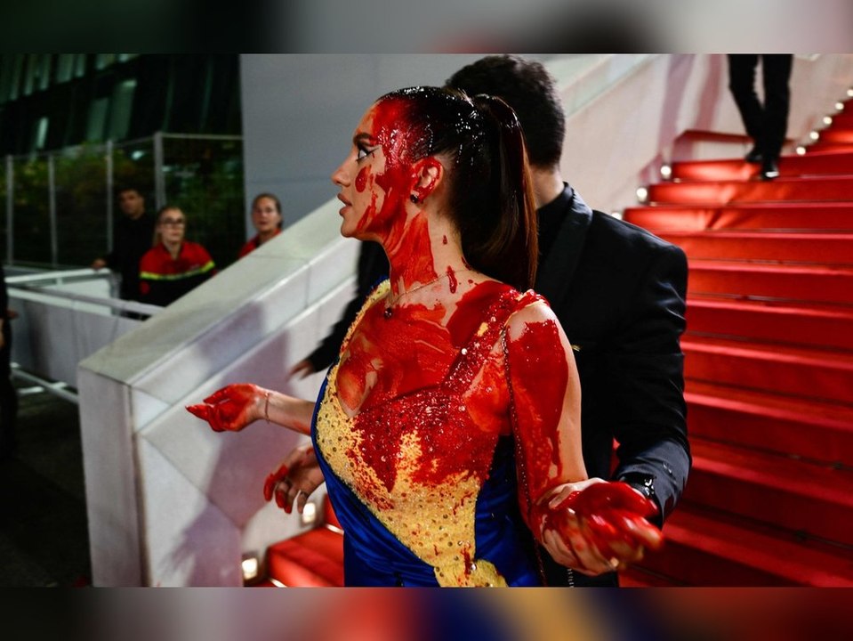 Spektakulärer Protest in Cannes: Frau überschüttet sich mit Kunstblut