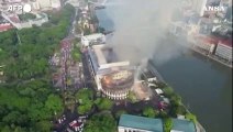 Incendio nelle Filippine, distrutto lo storico ufficio postale di Manila