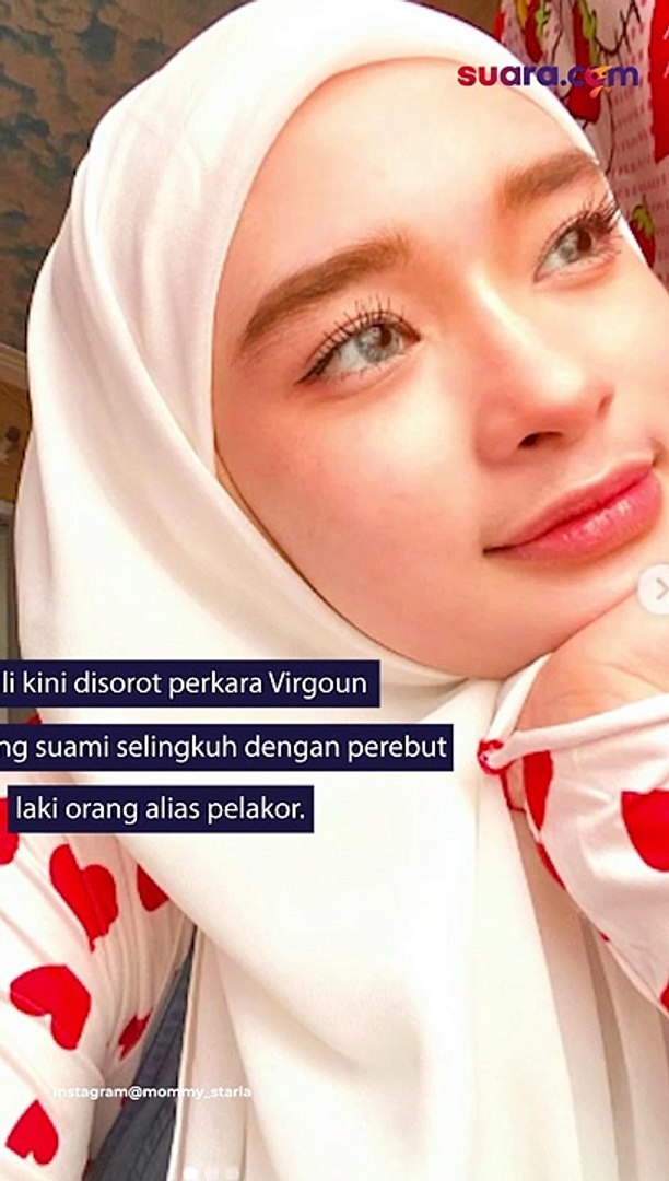 Sariq ayol fotosuratda oyoqlarini yoyadi.