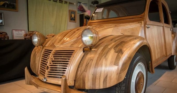 Un menuisier à la retraite créer une 2CV en bois unique au monde qui sera vendue aux enchères